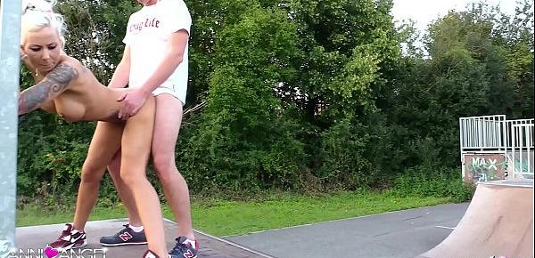  Deusche Anni Angel von Fremden ohne Kondom auf Spielplatz gefickt - German Teen